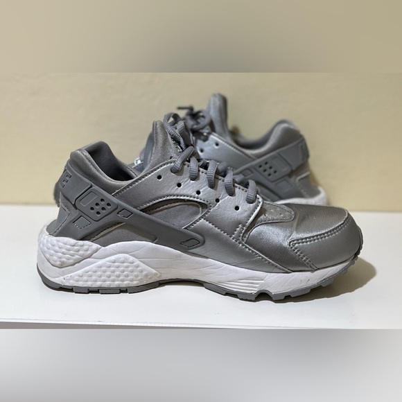 Nike Air Huarache Run SE Women's Running Shoes Size 7 Metallic Silver - Picture 9 of 10